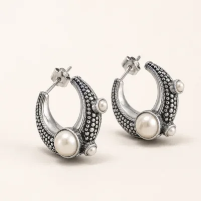 Brincos Meia Argola com Pérolas prateado, referência 83857-02
