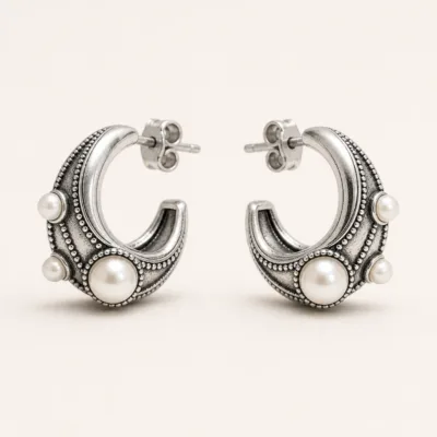 Brincos Meia Argola com Pérolas prateado, referência 83857-02