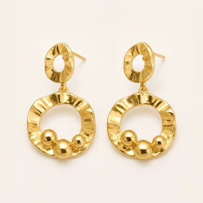 Brincos Círculo Martelado com Esferas dourado, referência 83958-02