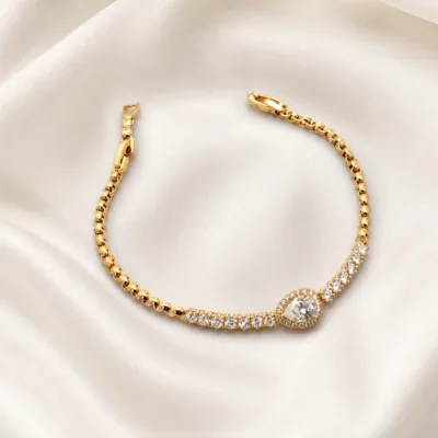 Pulseira dourada cristais 83977-01 modelo A gota cristal pavé sobre cetim marfim