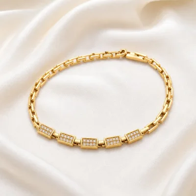 Pulseira dourada cristais 83977-01 modelo B placas retangulares pavé sobre cetim marfim