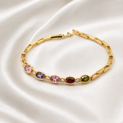 Pulseira dourada cristais 83977-01 modelo C cinco ovais coloridos sobre cetim marfim