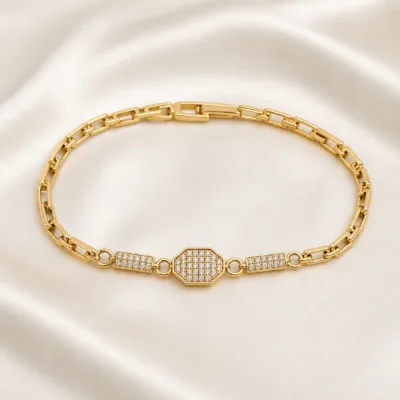 Pulseira dourada pavé 83977-02 modelo A medalhão hexagonal pavé sobre cetim marfim