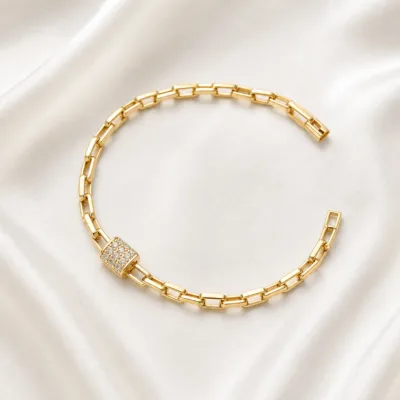Pulseira dourada pavé 83977-02 modelo B elo geométrico pavé sobre cetim marfim