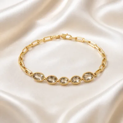 Pulseira dourada pavé 83977-02 modelo D cinco ovais cristal sobre cetim marfim