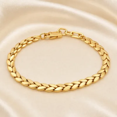 Pulseira dourada geométrica 83978-02, folhas entrelaçadas sobre cetim marfim