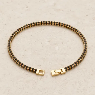 Pulseira tennis dupla linha 83980 modelo E preta e âmbar dourada sobre pedra clara