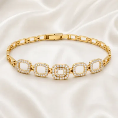 Pulseira cinco quadrados pavé 83985 Modelo B sobre cetim marfim