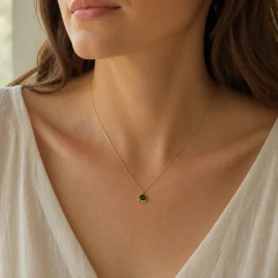 colar dourado pendente verde, pedra clara de tom quente, referência 84016-04