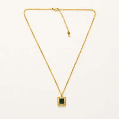 colar dourado pendente retangular, fundo branco, referência 84017-02