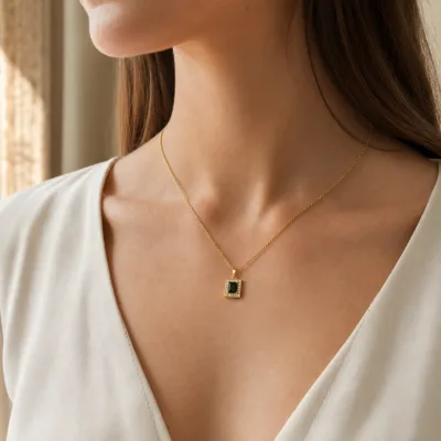 colar dourado pendente retangular, pedra clara de tom quente, referência 84017-02