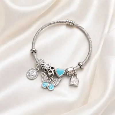 pulseira prateada com borboleta turquesa em cetim marfim, referencia 84039-04-1