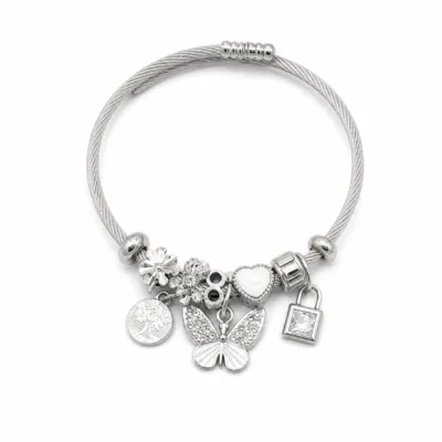 pulseira prateada com borboleta branca em fundo branco, referencia 84039-04-1