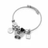 pulseira prateada com borboleta preta em fundo branco, referencia 84039-04-2