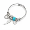 pulseira prateada com conta turquesa em fundo branco, referencia 84039-05-1