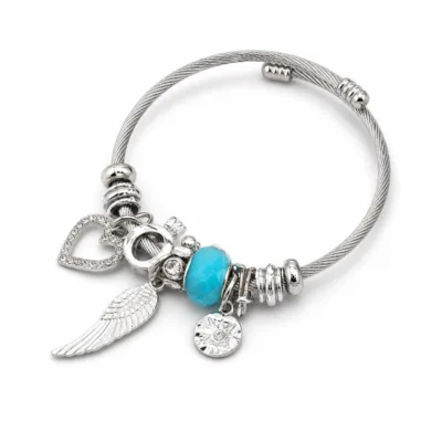 pulseira prateada com conta turquesa em fundo branco, referencia 84039-05-1