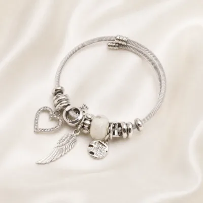 pulseira prateada com conta branca em cetim marfim, referencia 84039-05-1