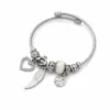 pulseira prateada com conta branca em fundo branco, referencia 84039-05-1