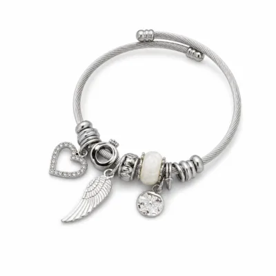 pulseira prateada com conta branca em fundo branco, referencia 84039-05-1