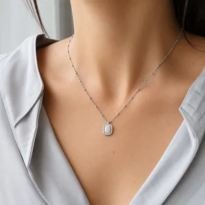 colar pendente retangular branco, variante dourada, pedra clara, referência 84052-01-1