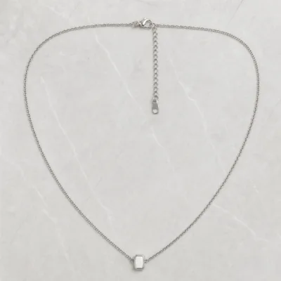 colar prateado retangular branco, fundo branco, referência 84052-06