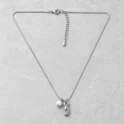 colar prateado conta branca, fundo branco, referência 84053-01