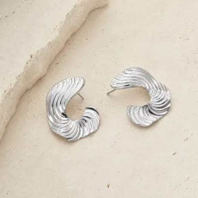 Brincos Ondas Esculpidas em Aço Inoxidável prateado, referência 84260-06