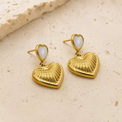 Brincos Coração Duplo com Relevo dourado, referência 84278-04