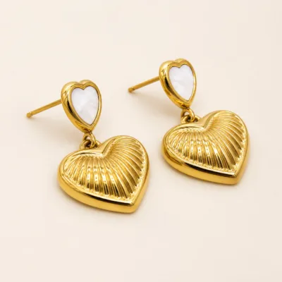 Brincos Coração Duplo com Relevo dourado, referência 84278-04