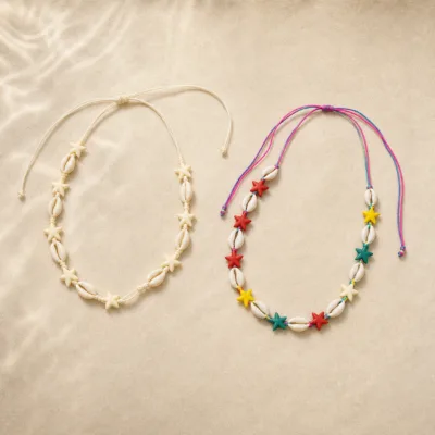 Comparação dos modelos claro e multicolorido do colar com búzios e estrelas