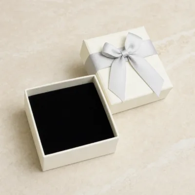 Caixa Branca com Laço Cinzento 7x7 cm