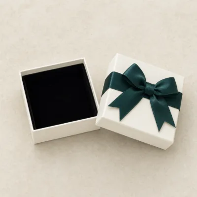 Caixa Branca com Laço Verde Escuro 7x7 cm