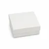 Caixa de presente branca para joias 9 x 9 cm fechada em fundo branco