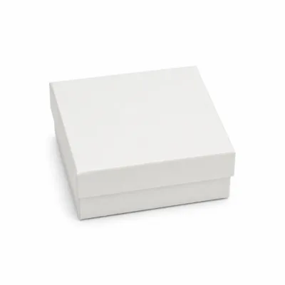 Caixa de presente branca para joias 9 x 9 cm fechada em fundo branco