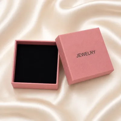 Caixa joias rosa 9x9 cm 84479-02 aberta e vazia com interior preto