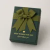 Caixa de joias verde 7x9 cm fechada com laço