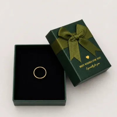 Caixa de joias verde 7x9 cm aberta com anel de demonstração