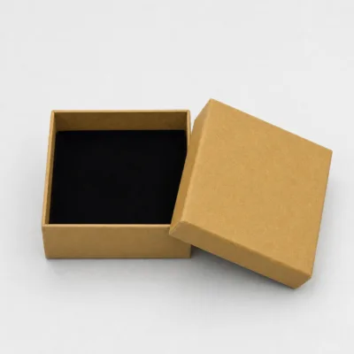 Caixa de joias dourada 7x7 cm aberta e vazia