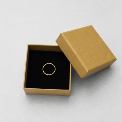 Caixa de joias dourada 7x7 cm aberta com anel ilustrativo