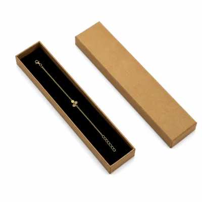 Caixa para pulseira kraft 4x21 cm em fundo branco; pulseira ilustrativa