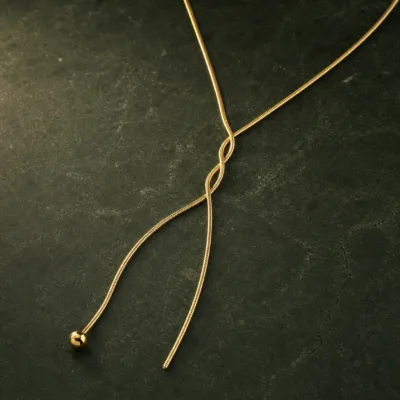 colar dourado em Y, pedra clara de tom quente, referência 84728-01