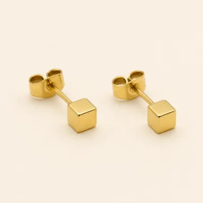 Brincos Pequenos Cubo Dourado, referência 84729-01