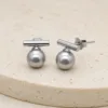 Brincos Prateados Barra com Pérola Cinzenta, referência 84730-01