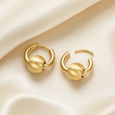 Brincos Argola Dourada com Esfera, referência 84731-05