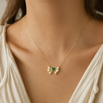 colar laço coração verde, variante dourada, pedra clara, referência 84791-01