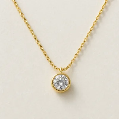 colar dourado pendente redondo, cetim marfim, referência 84803-01