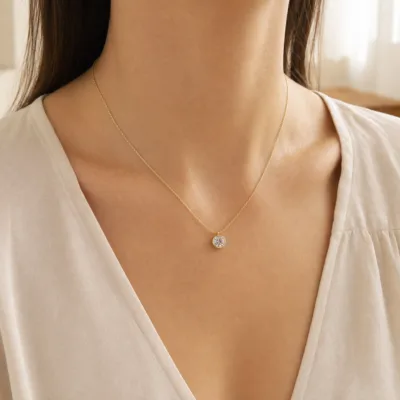 colar dourado pendente redondo, pedra clara de tom quente, referência 84803-01