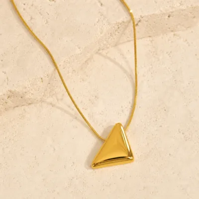 Colar Triângulo Escultural em Aço — 2 Cores — A — Dourado