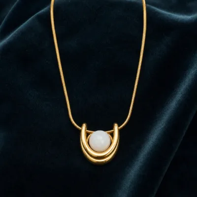 colar com esfera branca, variante dourada, pedra clara, referência 84837-01