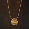 colar com medalha orgânica, variante dourada, pedra clara, referência 84837-02